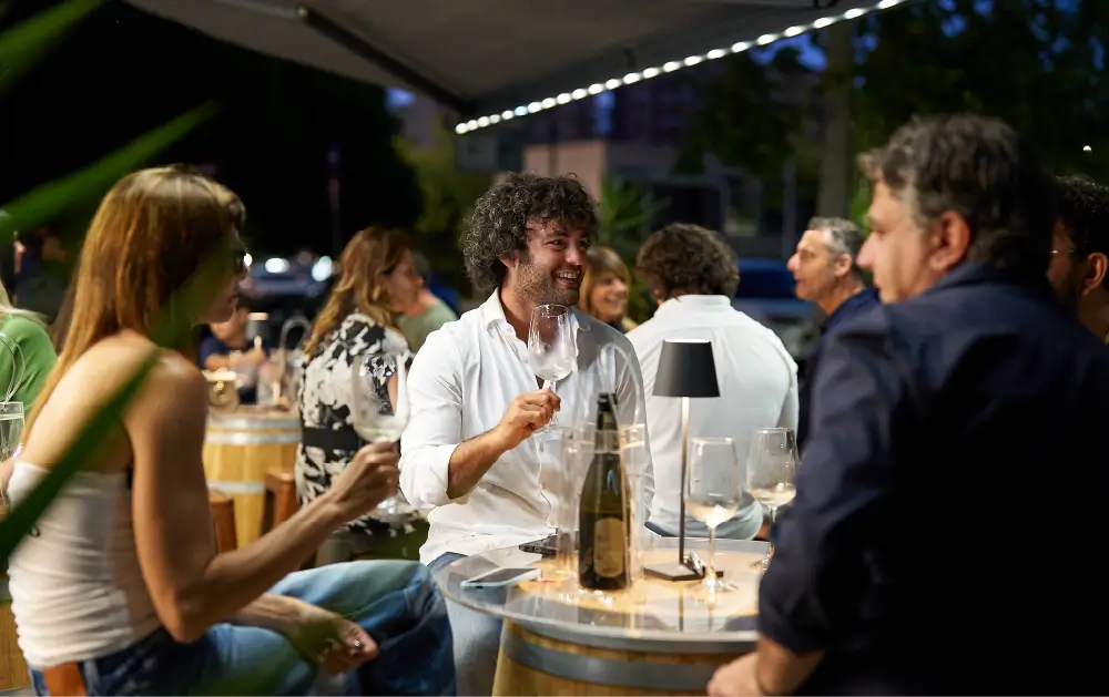 Persone ad un aperitivo